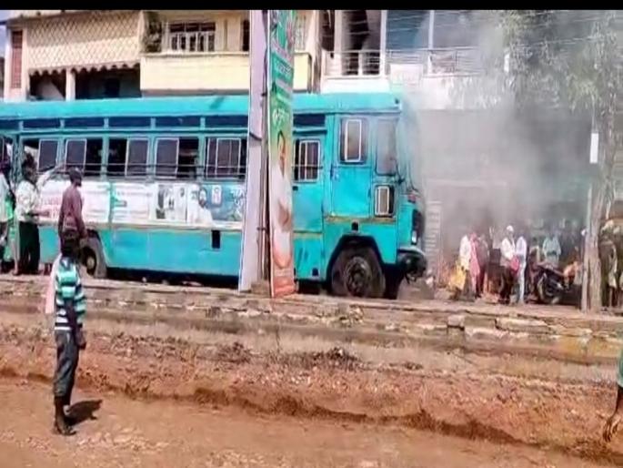 Passengers jump to death after bus cabin catches fire; Loss of life avoided due to vigilance | बस केबिनला आग लागल्याने प्रवाशांनी मारल्या उड्या; सतर्कतेमुळे टळली जीवितहानी Passengers jump to death after bus cabin catches fire; Loss of life avoided due to vigilance | बस केबिनला आग लागल्याने प्रवाशांनी मारल्या उड्या; सतर्कतेमुळे टळली जीवितहानी