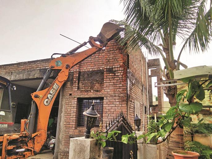 Finally the Muhurat was found; Unauthorized construction vandilised | अखेर मुहूर्त सापडला; नोटीस दिल्यावर सव्वा वर्षाने अनधिकृत बांधकाम धराशायी