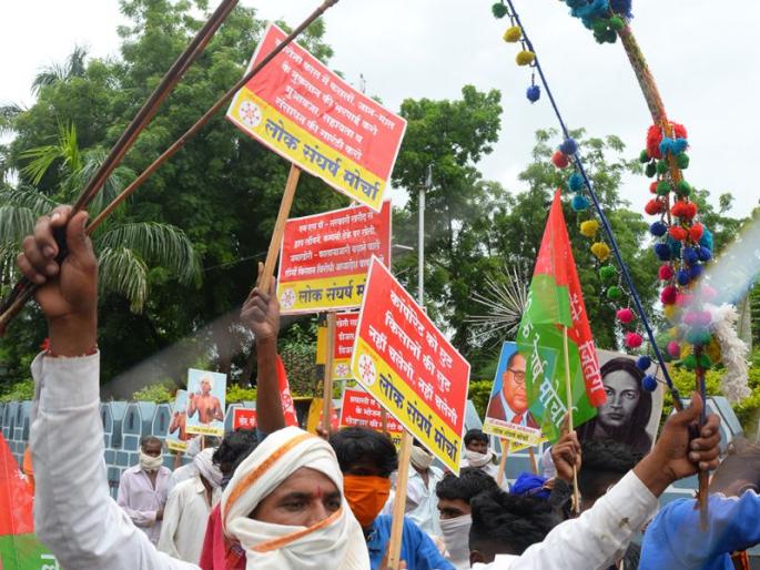 Tribal people rallied for rights | आदिवासी जनता हक्कासाठी एकवटली Tribal people rallied for rights | आदिवासी जनता हक्कासाठी एकवटली