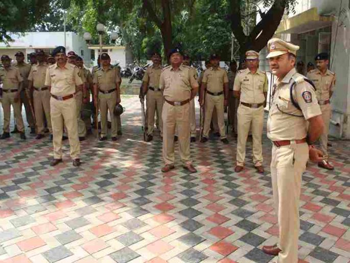 District Police Superintendent took control of the control room | जिल्हा पोलीस अधीक्षकांनी घेतला कंट्रोल रुमचा ताबा District Police Superintendent took control of the control room | जिल्हा पोलीस अधीक्षकांनी घेतला कंट्रोल रुमचा ताबा