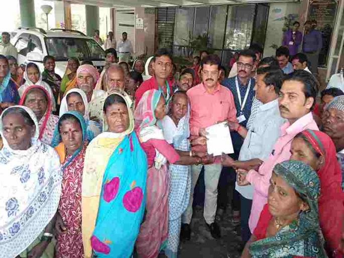 Citizens, however, sit in the 'Sundopasundi' of administration, monopolists and corporators | प्रशासन, मक्तेदार व नगरसेवकांच्या ‘सुंदोपसुंंदी’त नागरिक मात्र वेठीस Citizens, however, sit in the 'Sundopasundi' of administration, monopolists and corporators | प्रशासन, मक्तेदार व नगरसेवकांच्या ‘सुंदोपसुंंदी’त नागरिक मात्र वेठीस