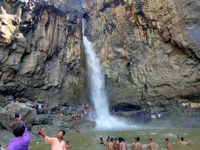 Three people drowned in the waterfall ... the rest escaped | धबधब्यात तीन जण बुडाले... बाकीचे तंतरले Three people drowned in the waterfall ... the rest escaped | धबधब्यात तीन जण बुडाले... बाकीचे तंतरले