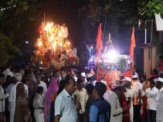 Deepavali's appearance in Baliram Peth for the reception of the procession | फुुनकं मिरवणुकीच्या स्वागतासाठी बळीराम पेठेत दीपावलीची प्रचिती  Deepavali's appearance in Baliram Peth for the reception of the procession | फुुनकं मिरवणुकीच्या स्वागतासाठी बळीराम पेठेत दीपावलीची प्रचिती