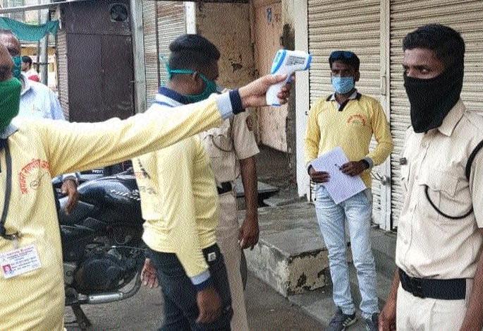 Municipal employees plant 'guns' on police foreheads | पालिका कर्मचाऱ्यांनी लावली पोलिसांच्या कपाळावर ‘गन’ Municipal employees plant 'guns' on police foreheads | पालिका कर्मचाऱ्यांनी लावली पोलिसांच्या कपाळावर ‘गन’