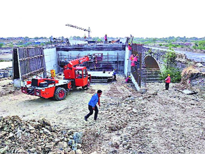 Work on the highway began in Lockdown | लॉकडाऊनमध्ये महामार्गावरील काम सुरु Work on the highway began in Lockdown | लॉकडाऊनमध्ये महामार्गावरील काम सुरु