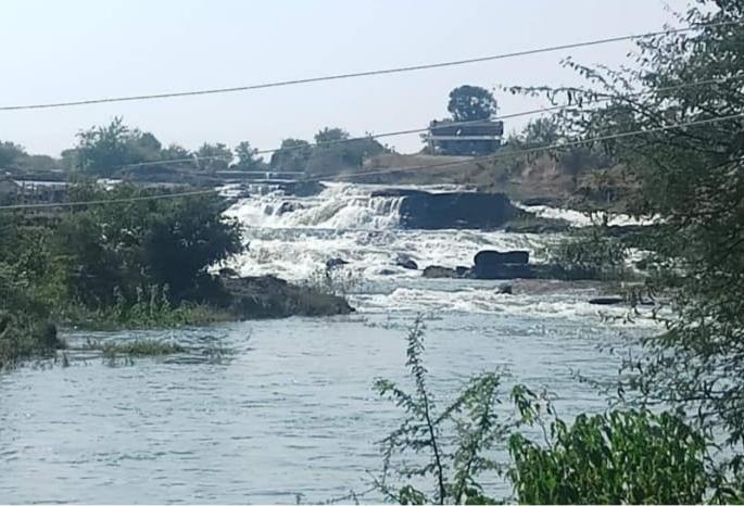 Massive water flow from the dam | धरणातून पाण्याचा मोठ्या प्रमाणावर विसर्ग सुरुच Massive water flow from the dam | धरणातून पाण्याचा मोठ्या प्रमाणावर विसर्ग सुरुच
