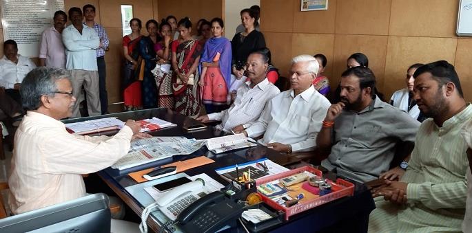 Ratnagiri: All-round accident: The feeling of fury by the crime of the deceased motorist | रत्नागिरी : आंबेनळी अपघात : मृत बसचालकावरील गुन्ह्याने संतापाची भावना Ratnagiri: All-round accident: The feeling of fury by the crime of the deceased motorist | रत्नागिरी : आंबेनळी अपघात : मृत बसचालकावरील गुन्ह्याने संतापाची भावना