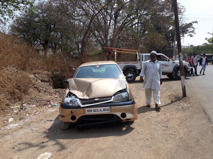 A car driver was running in Satara, a seriously injured; Povinacas thundered in the afternoon | साताऱ्यांत कार विनाचालक धावली, एक गंभीर जखमी ; पोवईनाक्यावर भर दुपारी थरार A car driver was running in Satara, a seriously injured; Povinacas thundered in the afternoon | साताऱ्यांत कार विनाचालक धावली, एक गंभीर जखमी ; पोवईनाक्यावर भर दुपारी थरार