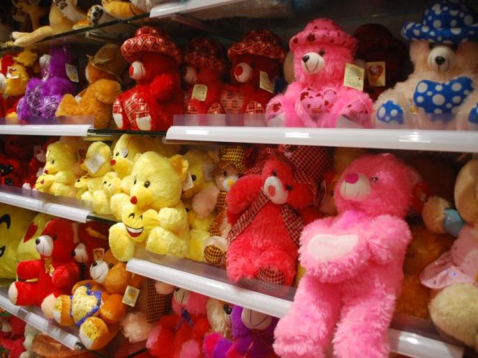 Feelings expressed by Chucklet | प्रेयसिला चॉकेलट देत व्यक्त केल्या मनतील भावना Feelings expressed by Chucklet | प्रेयसिला चॉकेलट देत व्यक्त केल्या मनतील भावना