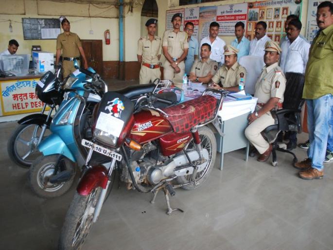 Chain snatching, mobile and two-wheeler gang racket in Dhule city | धुळे शहरात चेन स्नॅचिंग, मोबाईल आणि दुचाकी चोरणारी टोळी जेरबंद Chain snatching, mobile and two-wheeler gang racket in Dhule city | धुळे शहरात चेन स्नॅचिंग, मोबाईल आणि दुचाकी चोरणारी टोळी जेरबंद