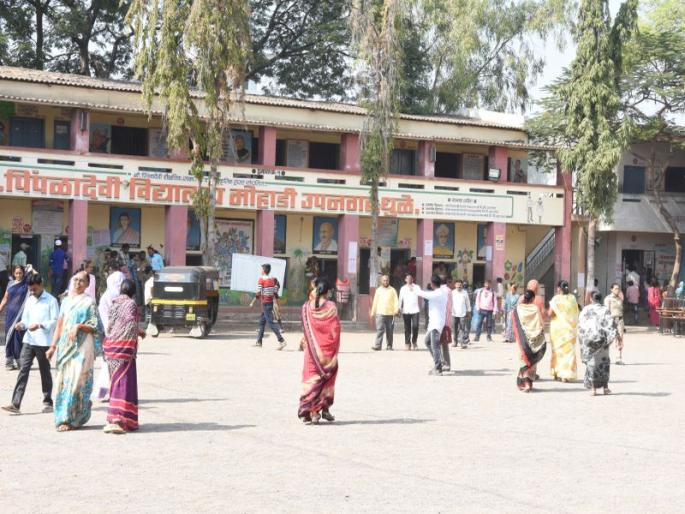 Voters queue after afternoon in Mohali suburban | मोहाडी उपनगरात दुपारनंतर मतदारांच्या रांगा  Voters queue after afternoon in Mohali suburban | मोहाडी उपनगरात दुपारनंतर मतदारांच्या रांगा