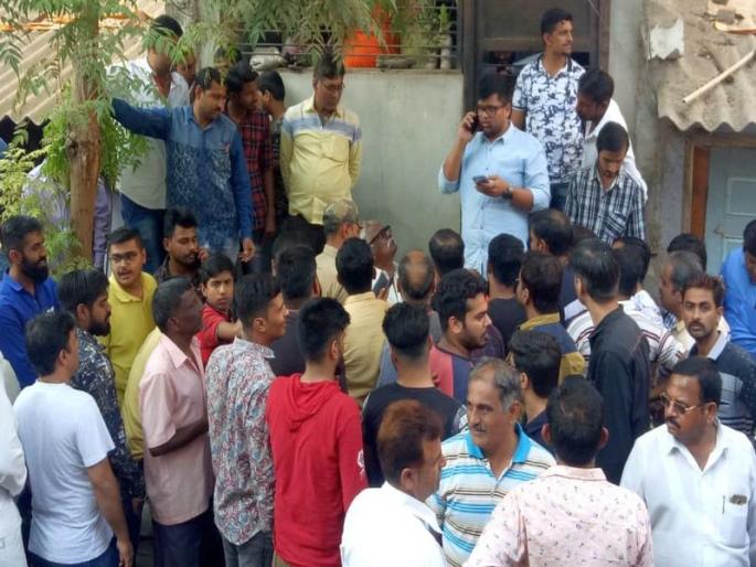 Complaint of money, stance of MLA Gotay | पैसेवाटपाची तक्रार, आमदार गोटे यांचा ठिय्या Complaint of money, stance of MLA Gotay | पैसेवाटपाची तक्रार, आमदार गोटे यांचा ठिय्या