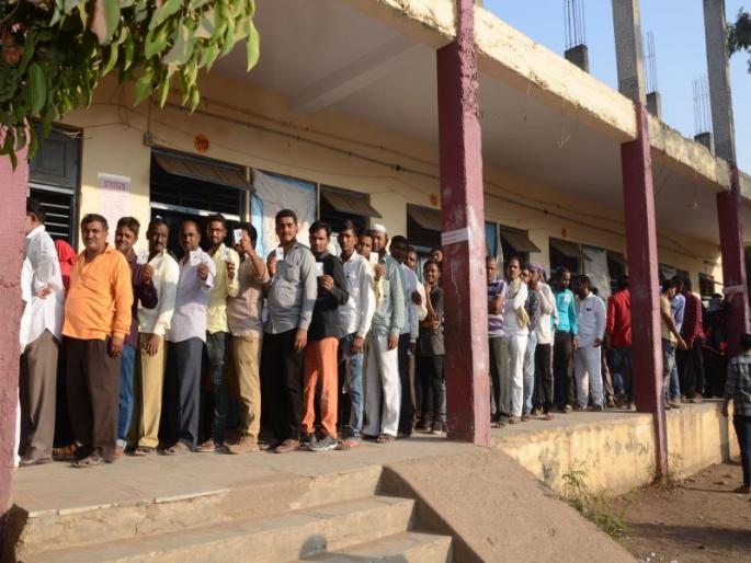 Dhule Municipal Corporation up to three o'clock in the afternoon, 32 percent voting | धुळे महानगर पालिकेसाठी दुपारी तीन वाजेपर्यंत ३२ टक्के मतदान  Dhule Municipal Corporation up to three o'clock in the afternoon, 32 percent voting | धुळे महानगर पालिकेसाठी दुपारी तीन वाजेपर्यंत ३२ टक्के मतदान