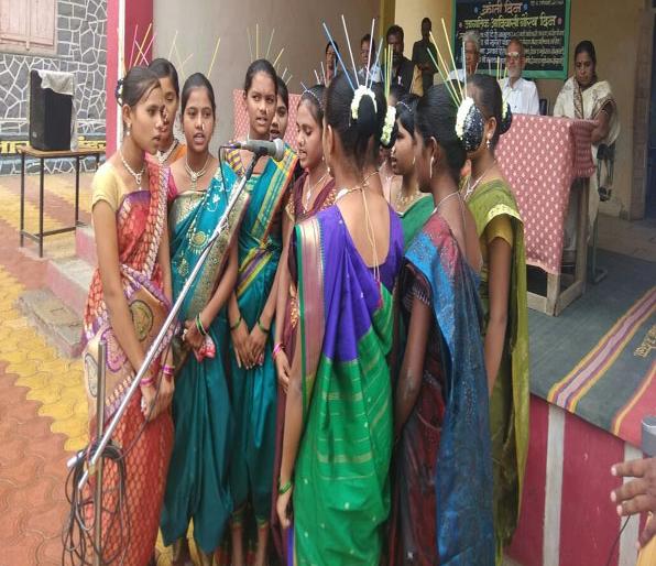 Folk dance on tribal day | आदिवासी दिनानिमित्त लोकनृत्य