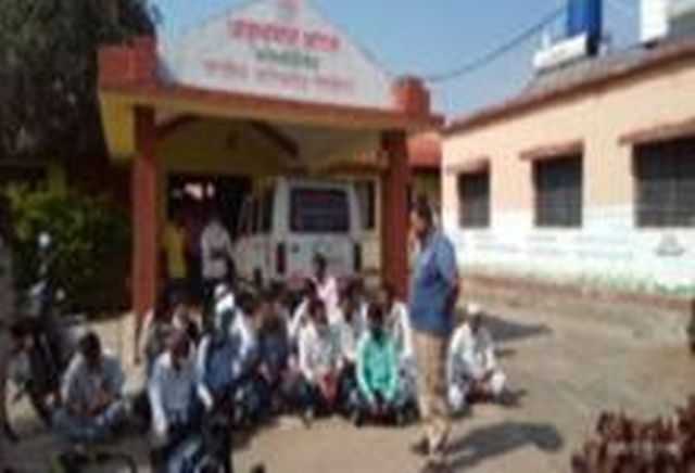 Surround the Zilla Parishad members including medical officers | वैद्यकीय अधिकाऱ्यांसह जिल्हा परिषद सदस्यांना घेराव Surround the Zilla Parishad members including medical officers | वैद्यकीय अधिकाऱ्यांसह जिल्हा परिषद सदस्यांना घेराव