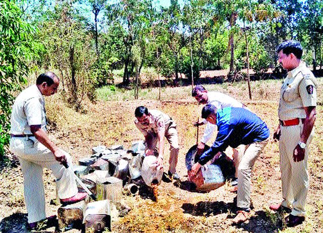 In the Borgaon area, the yatra on the dock | बोरगाव परिसरात गावठी दारूभट्ट्यांवर धाड