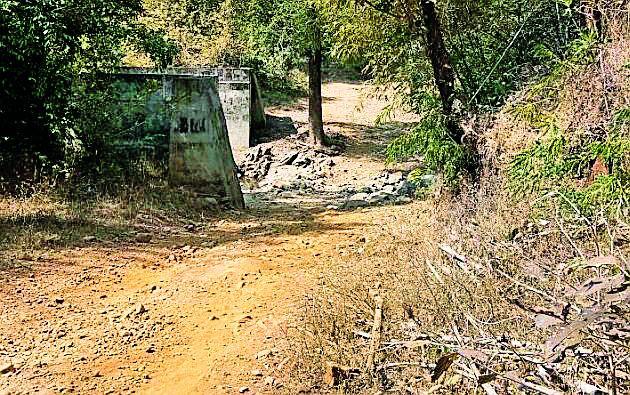 Halfway road traffic obstacles | अर्धवट पुलाने रहदारीस अडथळा Halfway road traffic obstacles | अर्धवट पुलाने रहदारीस अडथळा