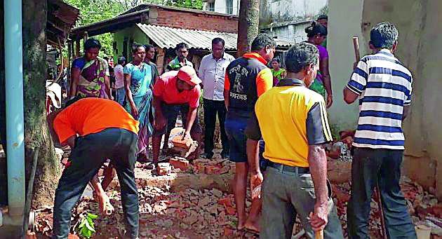 Deletion of encroachment is inappropriate | अतिक्रमण हटविणे अयोग्य