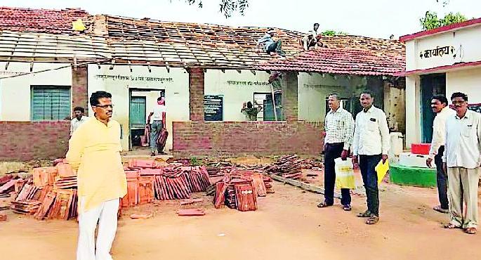 Nanyhee school's renovation continues | नान्हीच्या शाळेची डागडुजी सुरू Nanyhee school's renovation continues | नान्हीच्या शाळेची डागडुजी सुरू