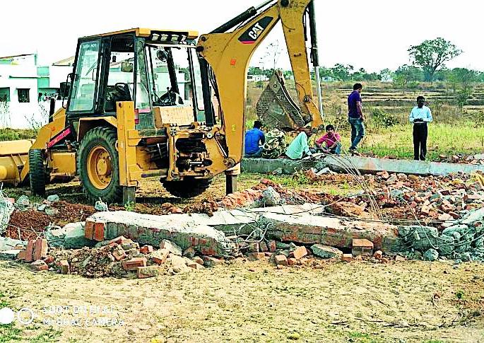 The municipal cleared of the encroachments | पालिकेने हटविले पक्के अतिक्रमण The municipal cleared of the encroachments | पालिकेने हटविले पक्के अतिक्रमण