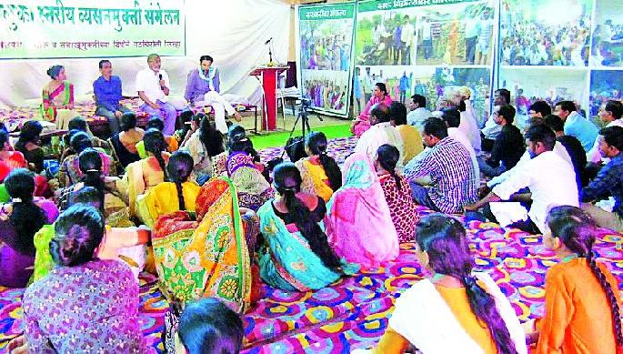 The villager's achievement through four-point program | चार कलमी कार्यक्रमातून गावाची दारूबंदी साध्य