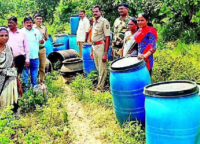 Police raid on handcuffs | हातभट्ट्यांवर पोलिसांची धाड