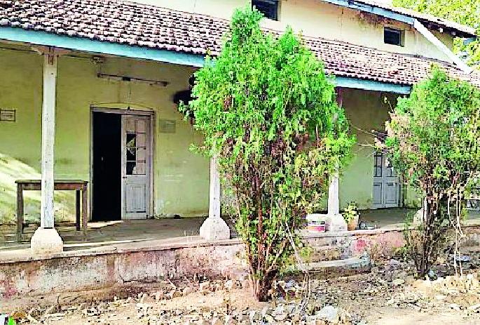 Resting house building | विश्रामगृह इमारतीची दुरवस्था