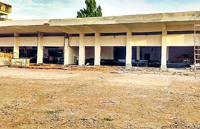 The work of Gadchiroli bus station started slow down | गडचिरोली बसस्थानकाचे काम संथगतीने सुरू The work of Gadchiroli bus station started slow down | गडचिरोली बसस्थानकाचे काम संथगतीने सुरू