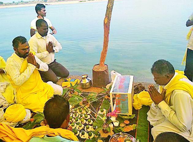 Tribal made Gangapujan at Markanda | आदिवासींनी मार्कंडा येथे केले गंगापूजन Tribal made Gangapujan at Markanda | आदिवासींनी मार्कंडा येथे केले गंगापूजन