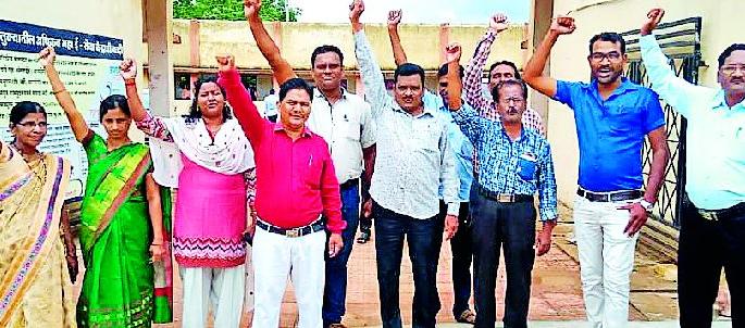 Revenue employees' demonstrations | महसूल कर्मचाऱ्यांची निदर्शने