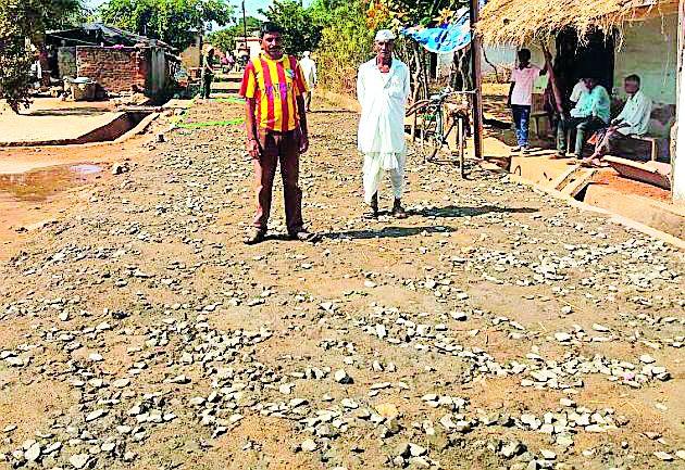 Concrete crushed with water | पाणी मारताच उखडले काँक्रिट Concrete crushed with water | पाणी मारताच उखडले काँक्रिट