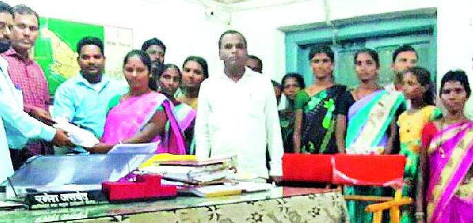 Give benefits to the people of Antyodaya Yojana | गरजूंना अंत्योदय योजनेचा लाभ द्या Give benefits to the people of Antyodaya Yojana | गरजूंना अंत्योदय योजनेचा लाभ द्या