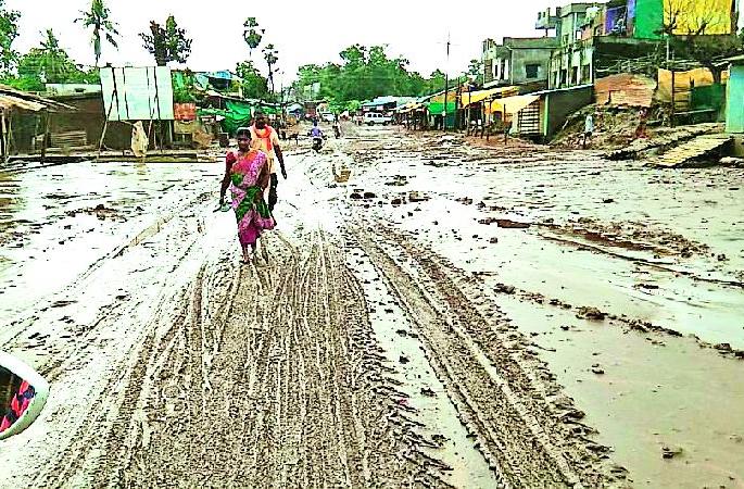 Spread the mud on the streets of Bhamragarh | भामरागडातील रस्त्यांवर पसरला चिखल Spread the mud on the streets of Bhamragarh | भामरागडातील रस्त्यांवर पसरला चिखल