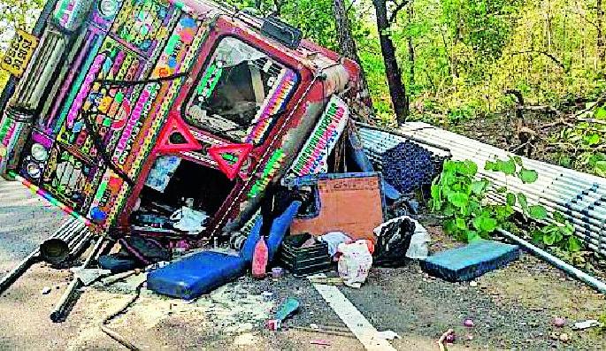 Pipe filling truck reversed | पाईपचा भरधाव ट्रक उलटला