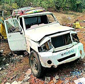 The four-wheelchair transport vehicle turned down | दारूची वाहतूक करणारे चारचाकी वाहन उलटले The four-wheelchair transport vehicle turned down | दारूची वाहतूक करणारे चारचाकी वाहन उलटले