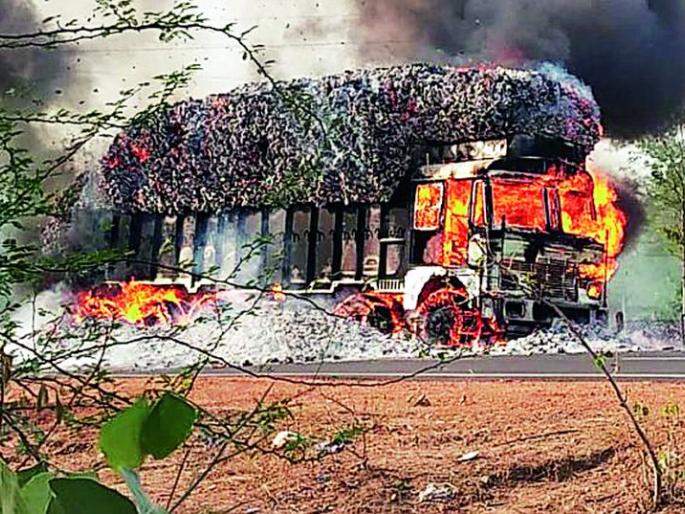 The trunk-filled fire filled with leopard | तेंदूपत्त्याने भरलेल्या ट्रकला आग The trunk-filled fire filled with leopard | तेंदूपत्त्याने भरलेल्या ट्रकला आग