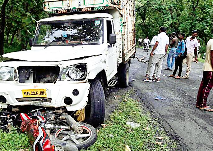 Trucker killed in truck crash | ट्रकच्या धडकेत दुचाकीस्वार ठार Trucker killed in truck crash | ट्रकच्या धडकेत दुचाकीस्वार ठार