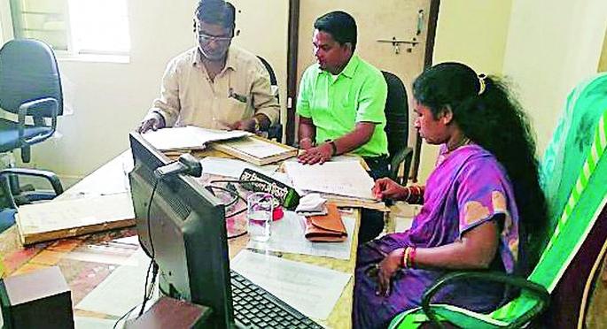 Absentee 10 staff members meet | सभापतींच्या भेटीत १० कर्मचारी अनुपस्थित Absentee 10 staff members meet | सभापतींच्या भेटीत १० कर्मचारी अनुपस्थित