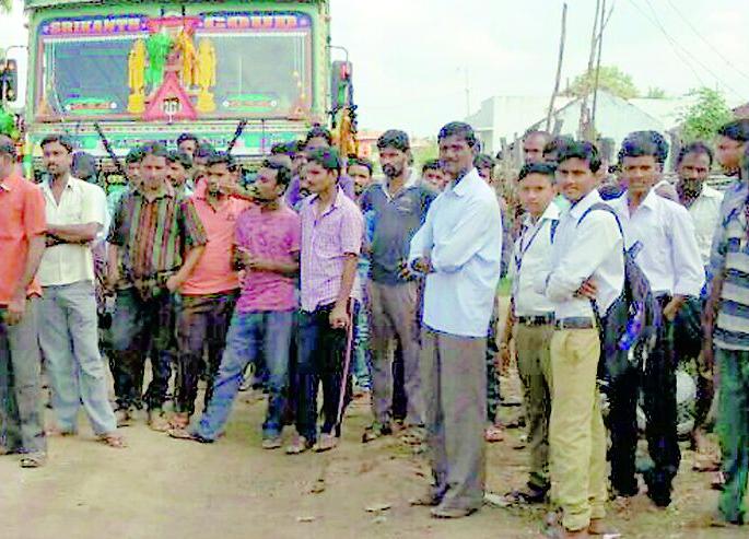 Armored truck by the radars | आरडावासीयांनी अडविले ट्रक Armored truck by the radars | आरडावासीयांनी अडविले ट्रक