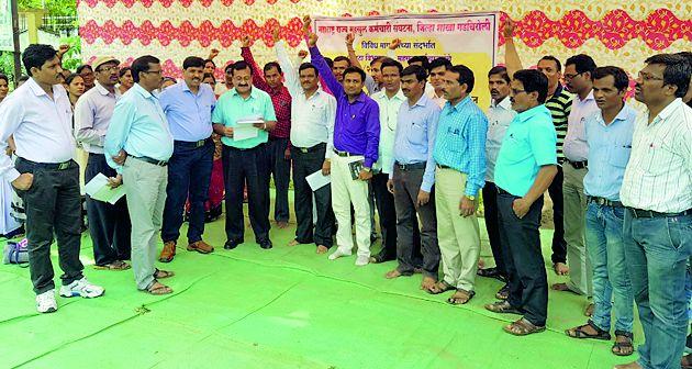 Revenue Department functioning jam | महसूल विभागाचे कामकाज ठप्प Revenue Department functioning jam | महसूल विभागाचे कामकाज ठप्प