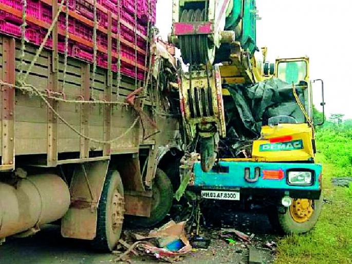 Truck hits vertical crane | उभ्या क्रेनला ट्रकची धडक
