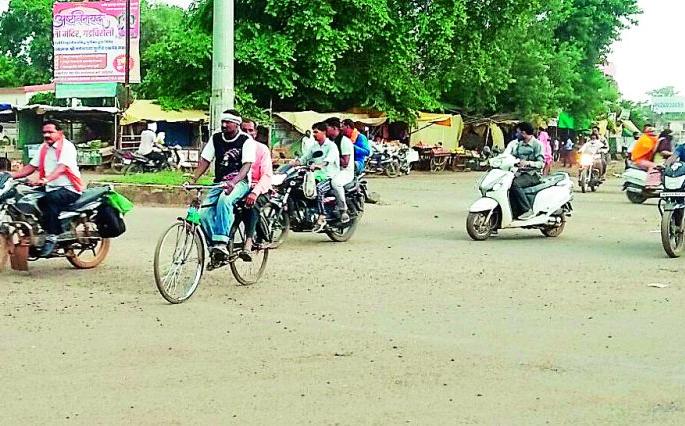 Removed mask from biker's nose, how to stop Delta Plus? | दुचाकीस्वारांच्या नाकावरून हटला मास्क, डेल्टा प्लसला रोखणार कसे? Removed mask from biker's nose, how to stop Delta Plus? | दुचाकीस्वारांच्या नाकावरून हटला मास्क, डेल्टा प्लसला रोखणार कसे?