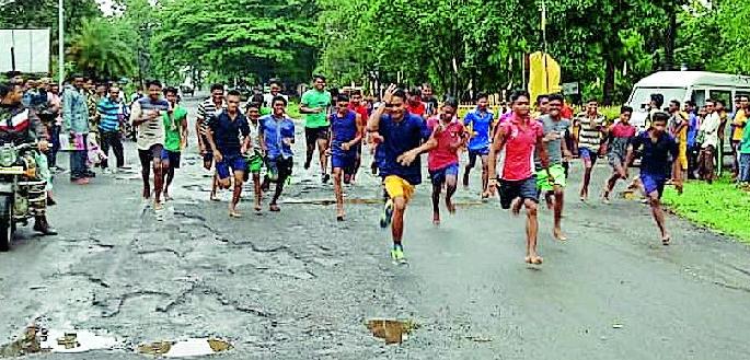 Youth-Maiden ran at Etapally | एटापल्लीत युवक-युवती धावल्या