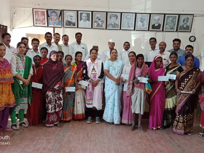 The basis of government schemes for dependent widows | निराधार विधवा महिलांना शासकीय योजनेचा आधार The basis of government schemes for dependent widows | निराधार विधवा महिलांना शासकीय योजनेचा आधार