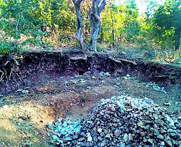 Illegal mining of ballast in Paltu hill | पलटू पहाडीवर गिट्टीचे अवैध खनन