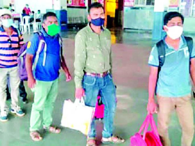 The walk started at the railway station | रेल्वे स्थानकावर सुरू झाली चहल पहल