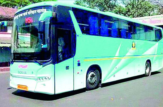 Shivshahi in Gondia is still standing in the depot | गोंदियातील शिवशाही अद्याप आगारातच उभी Shivshahi in Gondia is still standing in the depot | गोंदियातील शिवशाही अद्याप आगारातच उभी