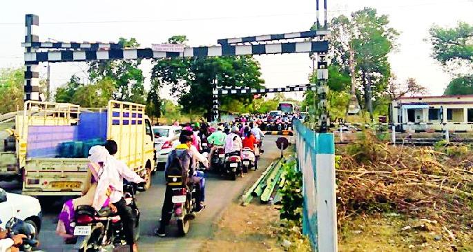 The horses of the Kigandeepar Railway flyover are stuck | किंडगीपार रेल्वे उड्डाणपुलाचे घोडे अडले