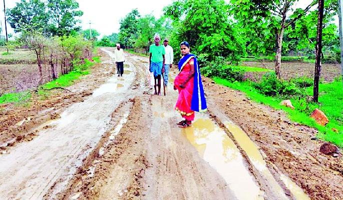 Dehwada road accident from Ghatkuroda | घाटकुरोडा ते देव्हाडा रस्त्यांची दुर्दशा Dehwada road accident from Ghatkuroda | घाटकुरोडा ते देव्हाडा रस्त्यांची दुर्दशा