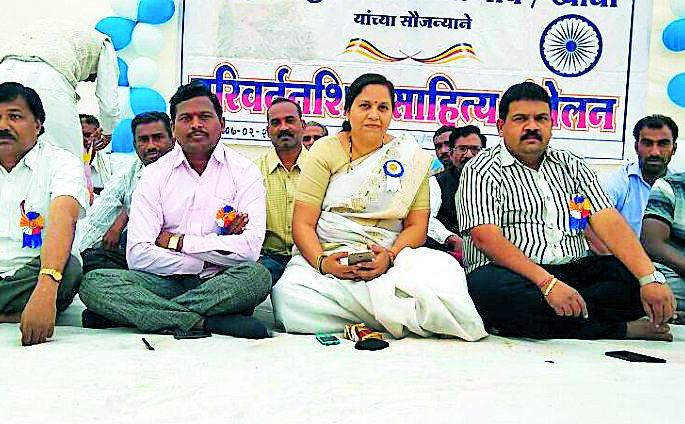 Literature meeting gives young generation new energy | साहित्य संमेलनाने युवा पिढीला नवी उर्जा प्राप्त होते